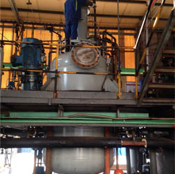 我公司设计制造的28000L的4台不锈钢磁力搅拌缩合釜