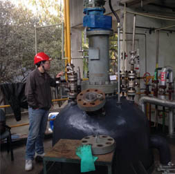 为成都生物公司生产的2000L磁力密封反应釜